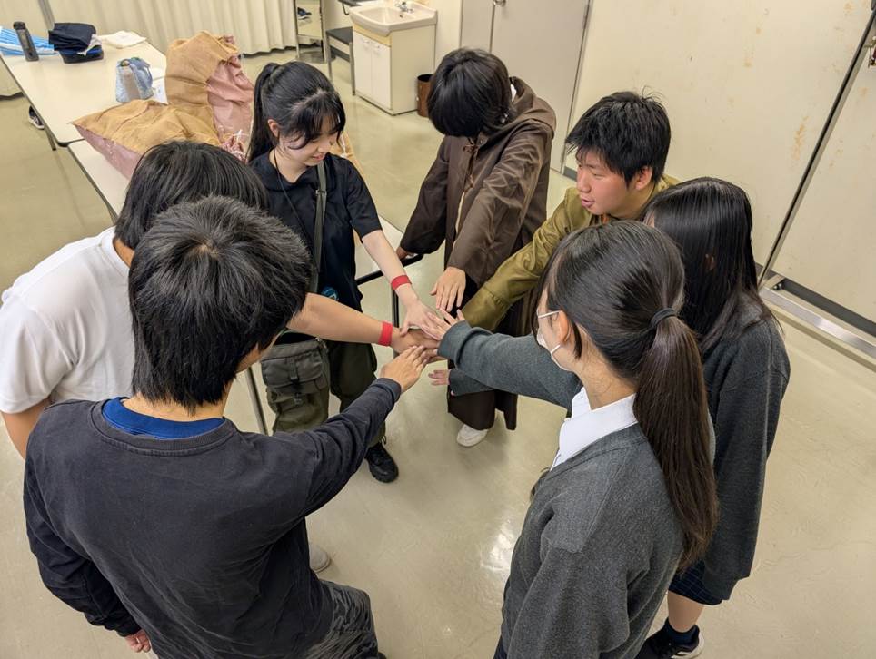 人, 子供, 少年, 若い が含まれている画像  AI 生成コンテンツは誤りを含む可能性があります。